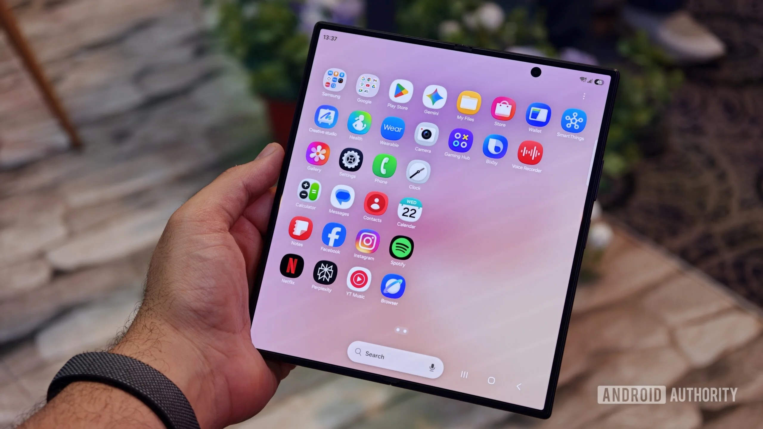 Samsung's New Foldable Display: Are the Creases Back After a Week of Use?